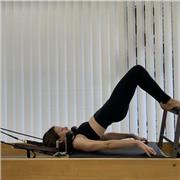 Clases de Pilates suelo con elementos como mancuernas, gomas, softball, fitball y aro